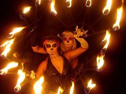 Espectaculos de malabares con fuego, luz y zancos