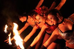 Espectáculos de  baile con malabares luz y fuego.