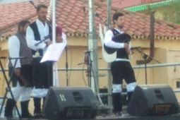 The Lugh Shamrock y banda de gaitas