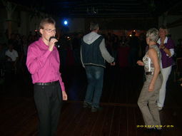 singender DJ