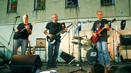 A That The Risk - Versiones pop rock