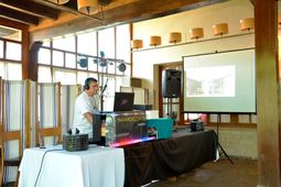 Dj con equipo de sonido profesional para bodas .