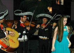Kristel con Mariachi en Vivo