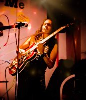 Trovador versátil para fiesta