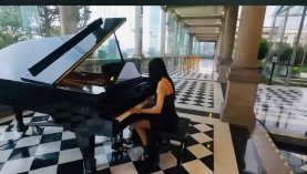 Pianista mujer para eventos foto 1